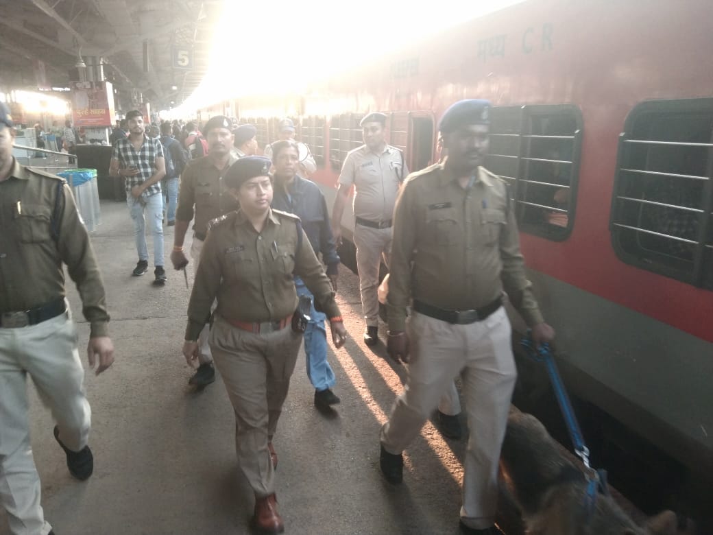 महानगरी एक्सप्रेस में बम की खबर से मचा हड़कंप 5 1762946781 WhatsApp Image 2025 11 12 at 4.52.11 PM